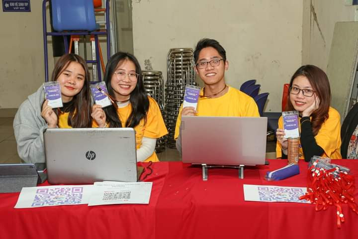 Hàn Thanh Giang (bên phải) tham gia nhiều chương trình, hoạt động ngoại khoá nổi bật. Hàn Thanh Giang (bên phải) tham gia nhiều chương trình, hoạt động ngoại khoá nổi bật.