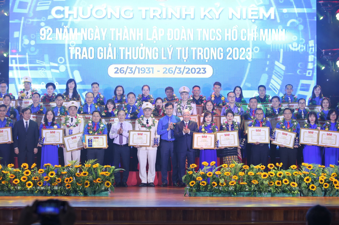 Các cán bộ Đoàn tiêu biểu nhận Giải thưởng Lý Tự Trọng năm 2023. Ảnh: Bảo Anh