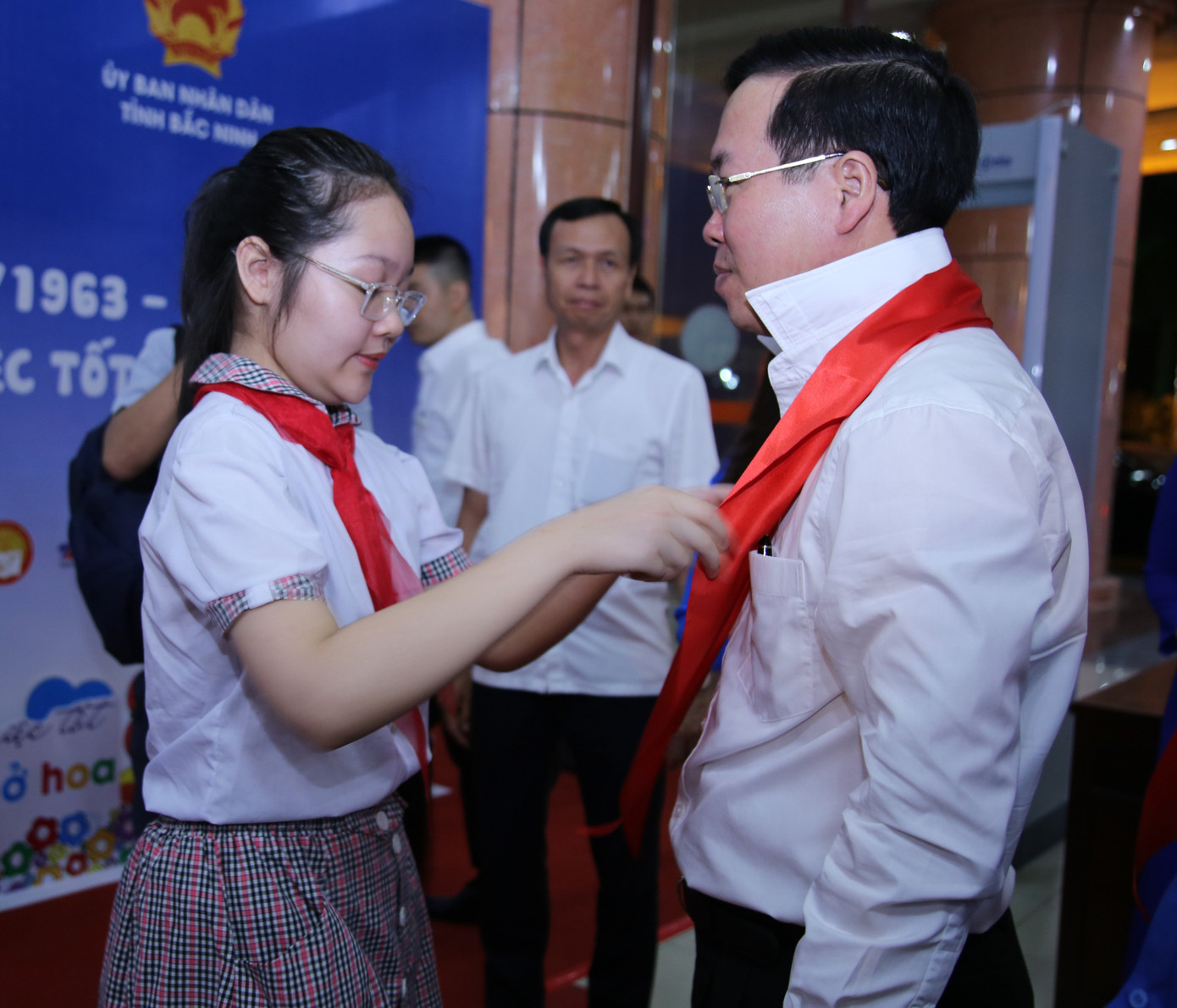 Thiếu nhi quàng khăn đỏ cho Chủ tịch nước Võ Văn Thưởng trước giờ tổ chức lễ kỷ niệm 60 năm phong trào "Nghìn việc tốt". Thiếu nhi quàng khăn đỏ cho Chủ tịch nước Võ Văn Thưởng trước giờ tổ chức lễ kỷ niệm 60 năm phong trào "Nghìn việc tốt".