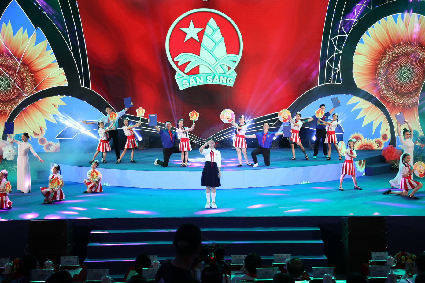 Các tiết mục văn nghệ tại lễ kỷ niệm. Các tiết mục văn nghệ tại lễ kỷ niệm.