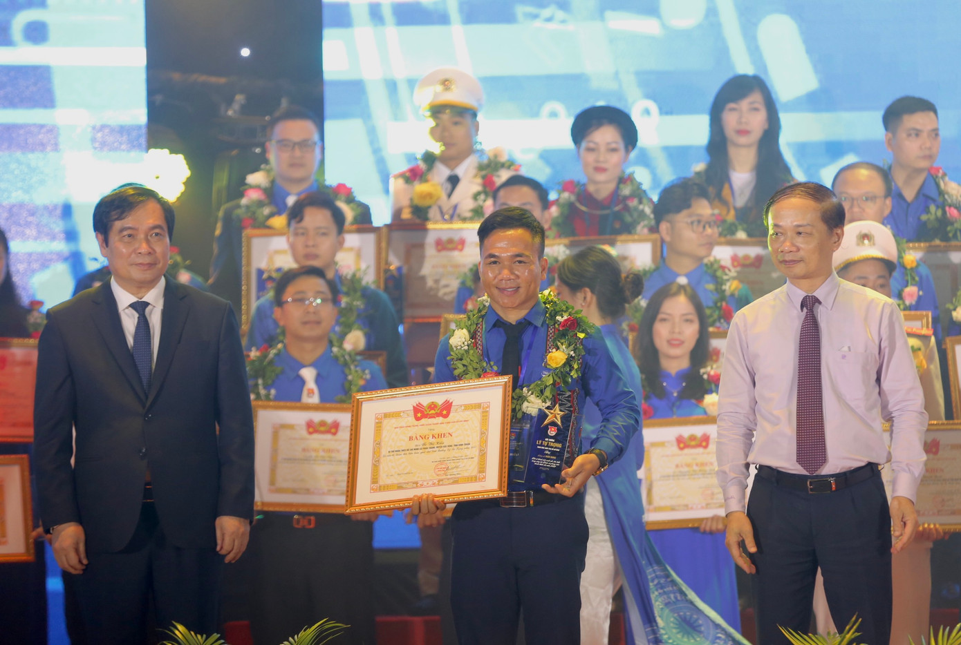 Ông Phạm Tất Thắng, Phó Trưởng ban thường trực Ban Dân vận T.Ư (bên phải) và ông Phan Xuân Thủy, Phó Trưởng ban Tuyên giáo T.Ư trao giải thưởng Lý Tự Trọng năm 2023. Ảnh: Bảo Anh