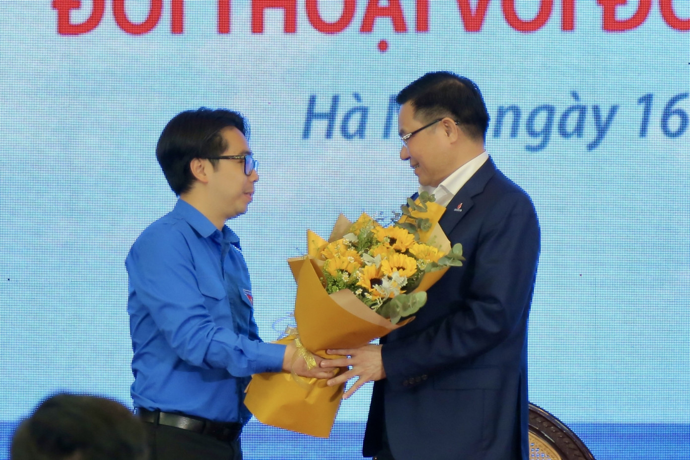 Anh Phạm Đăng An tặng hoa Tổng Giám đốc Petrovietnam Lê Mạnh Hùng tại chương trình đối thoại.