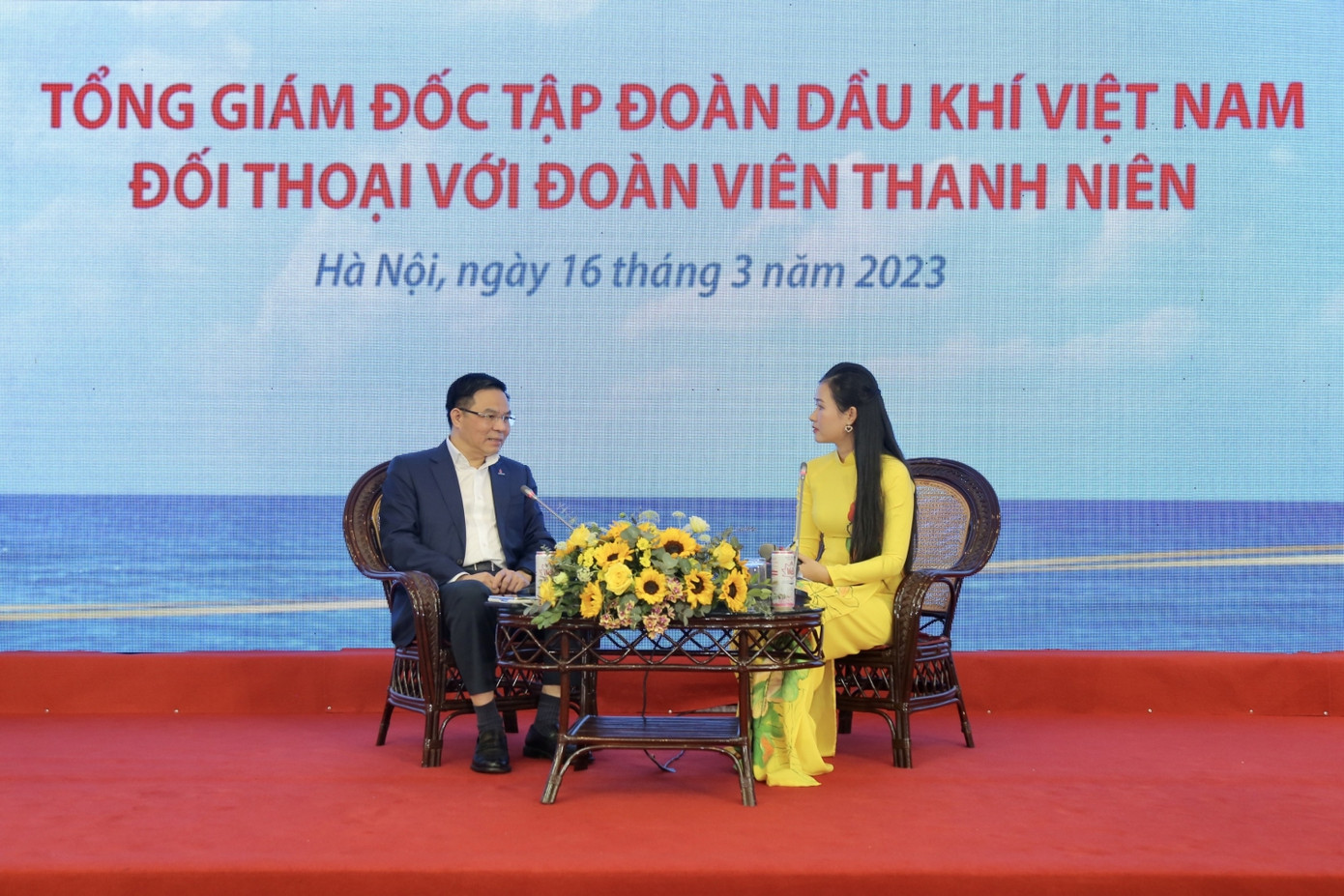 Ông Lê Mạnh Hùng, Tổng Giám đốc Tập đoàn Dầu khí Việt Nam đối thoại với đoàn viên, thanh niên tập đoàn.