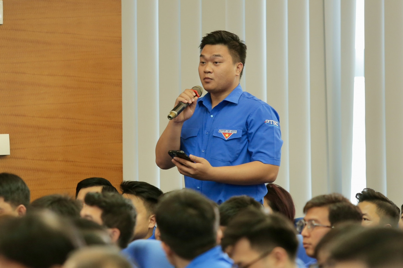 Các bạn trẻ đặt câu hỏi tại buổi đối thoại.