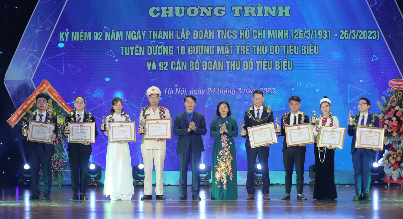 10 Gương mặt trẻ Thủ đô tiêu biểu 2022 được Thành Đoàn Hà Nội vinh danh. Ảnh: Bảo Anh 10 Gương mặt trẻ Thủ đô tiêu biểu 2022 được Thành Đoàn Hà Nội vinh danh. Ảnh: Bảo Anh