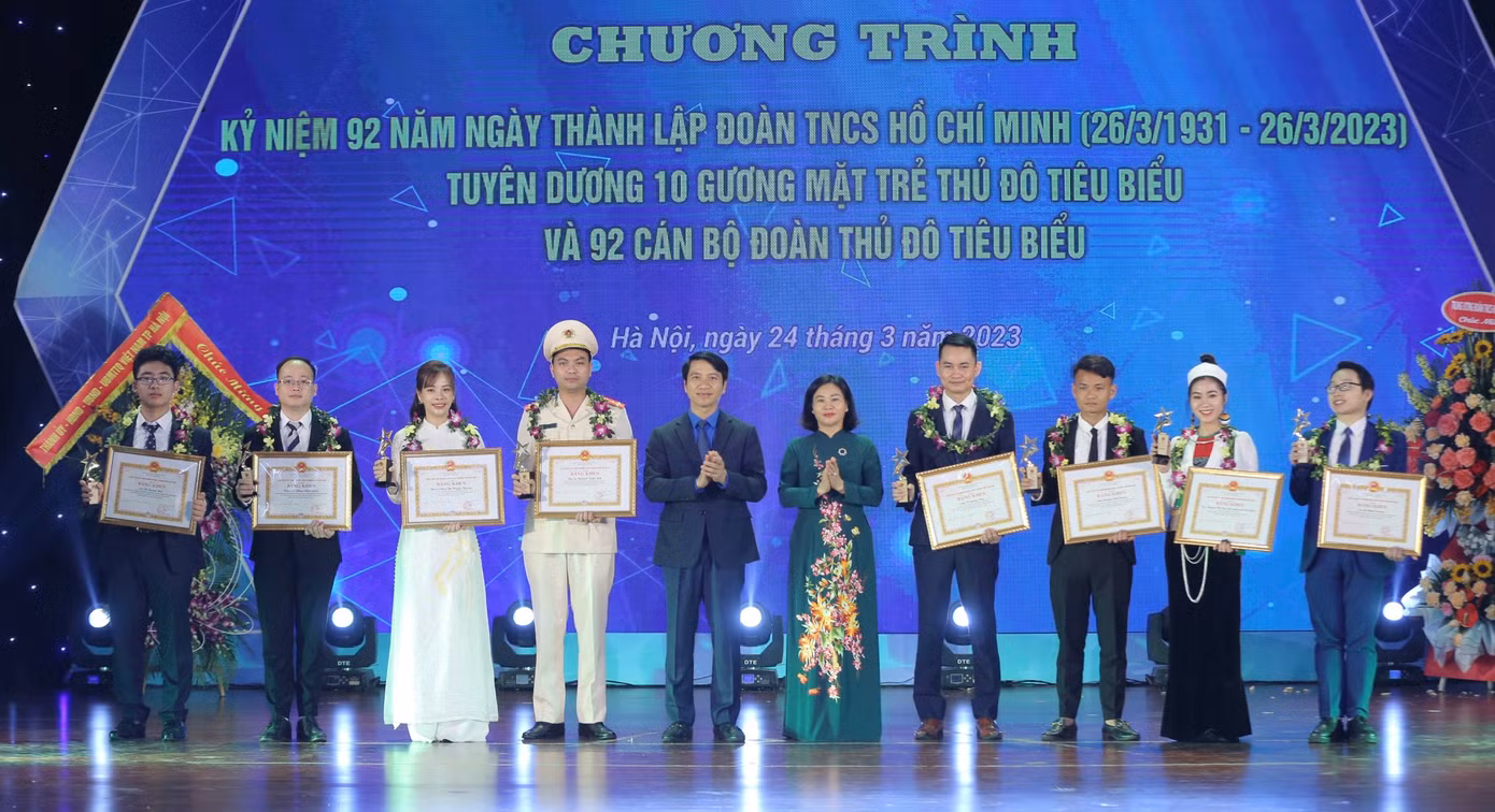 10 Gương mặt trẻ Thủ đô tiêu biểu 2022 được Thành Đoàn Hà Nội vinh danh. Ảnh: Bảo Anh