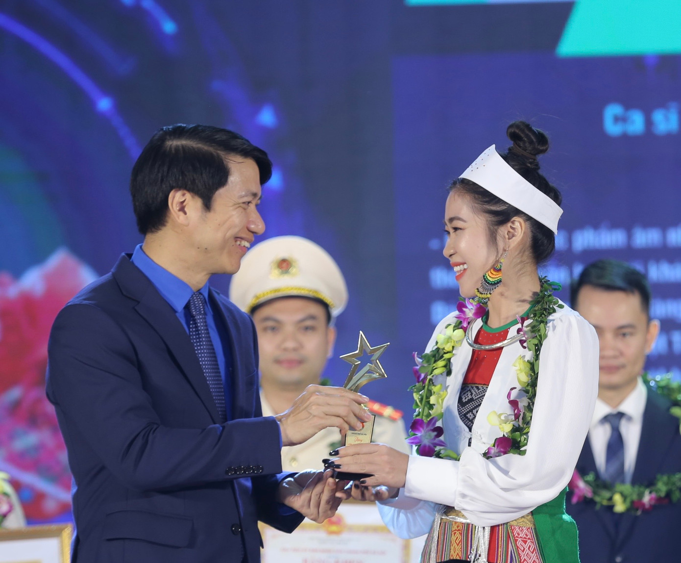 Anh Nguyễn Ngọc Lương, Bí thư Thường trực T.Ư Đoàn, Chủ tịch T.Ư Hội LHTN Việt Nam trao giải thưởng cho Gương mặt trẻ Thủ đô tiêu biểu 2022 cho nữ ca sĩ Nguyễn Thị Ngọc Hà - Hà Myo. Ảnh: Bảo Anh Anh Nguyễn Ngọc Lương, Bí thư Thường trực T.Ư Đoàn, Chủ tịch T.Ư Hội LHTN Việt Nam trao giải thưởng cho Gương mặt trẻ Thủ đô tiêu biểu 2022 cho nữ ca sĩ Nguyễn Thị Ngọc Hà - Hà Myo. Ảnh: Bảo Anh