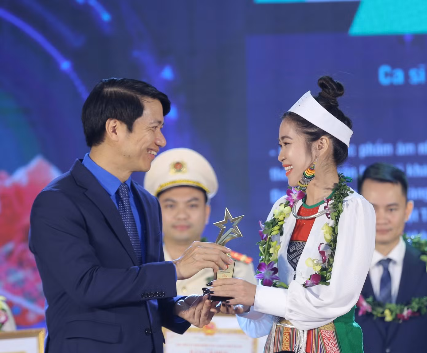 Anh Nguyễn Ngọc Lương, Bí thư Thường trực T.Ư Đoàn, Chủ tịch T.Ư Hội LHTN Việt Nam trao giải thưởng cho Gương mặt trẻ Thủ đô tiêu biểu 2022 cho nữ ca sĩ Nguyễn Thị Ngọc Hà - Hà Myo. Ảnh: Bảo Anh