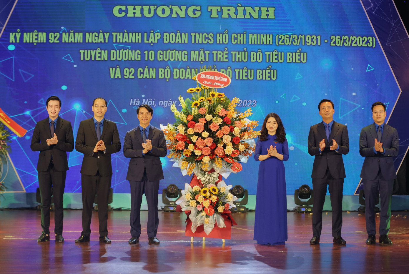 Anh Nguyễn Ngọc Lương, Bí thư Thường trực T.Ư Đoàn, Chủ tịch T.Ư Hội LHTN Việt Nam (thứ 3, từ trái sang) tặng hoa chúc mừng Thành Đoàn Hà Nội dịp 92 năm thành lập Đoàn. Ảnh: Bảo Anh Anh Nguyễn Ngọc Lương, Bí thư Thường trực T.Ư Đoàn, Chủ tịch T.Ư Hội LHTN Việt Nam (thứ 3, từ trái sang) tặng hoa chúc mừng Thành Đoàn Hà Nội dịp 92 năm thành lập Đoàn. Ảnh: Bảo Anh