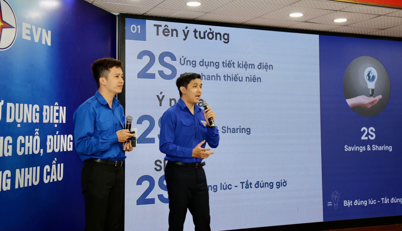 Nhóm bạn trẻ Trần Văn Sang, Trần Thủy Sơn (Ngân hàng TMCP Ngoại Thương Việt Nam - Chi nhánh Thủ Đức & Chi nhánh Sài Thành, TPHCM) trình bày ứng dụng “2S sử dụng điện tiết kiệm cho thanh thiếu niên” tại vòng chung kết. Ảnh: Lâm Đăng Hải Nhóm bạn trẻ Trần Văn Sang, Trần Thủy Sơn (Ngân hàng TMCP Ngoại Thương Việt Nam - Chi nhánh Thủ Đức & Chi nhánh Sài Thành, TPHCM) trình bày ứng dụng “2S sử dụng điện tiết kiệm cho thanh thiếu niên” tại vòng chung kết. Ảnh: Lâm Đăng Hải