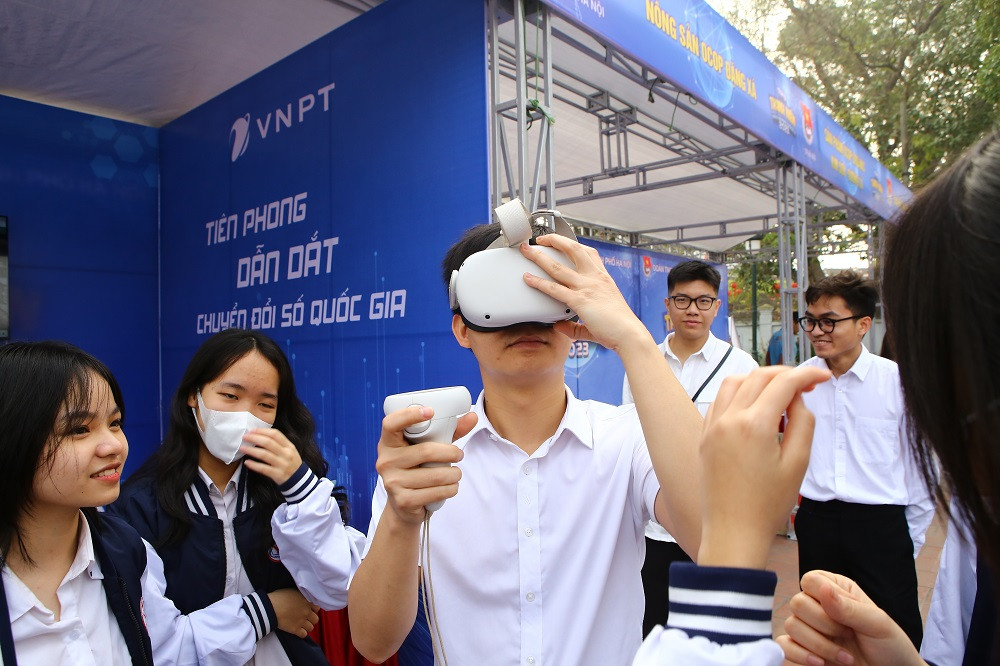 Các bạn trẻ triển lãm sáng tạo tại lễ ra quân