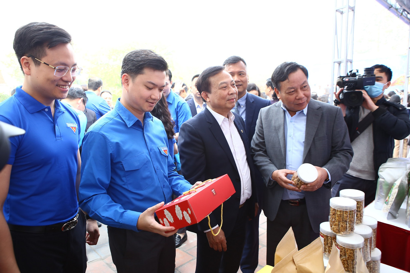 Anh Nguyễn Minh Triết, Bí thư T.Ư Đoàn, Chủ tịch T.Ư Hội SVVN (thứ 2, từ trái sang) tham quan gian hàng triển lãm tại lễ ra quân.