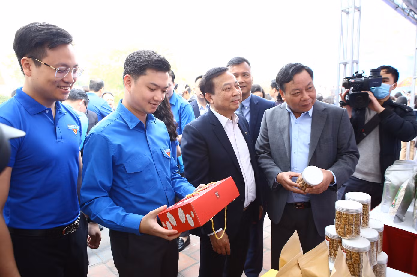 Anh Nguyễn Minh Triết, Bí thư T.Ư Đoàn, Chủ tịch T.Ư Hội SVVN (thứ 2, từ trái sang) tham quan gian hàng triển lãm tại lễ ra quân.
