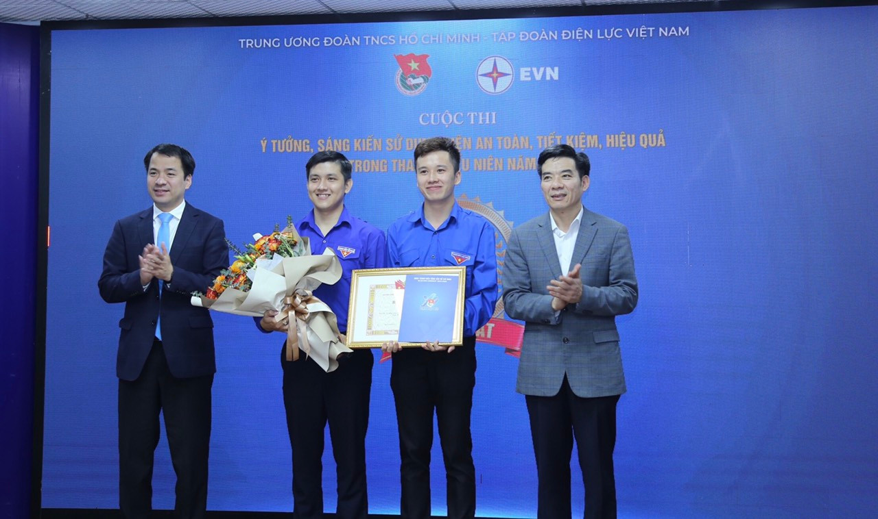 Anh Ngô Văn Cương, Bí thư T.Ư Đoàn (bên trái) trao giải Nhất cho nhóm bạn trẻ Trần Văn Sang, Trần Thuỷ Sơn (Ngân hàng TMCP Ngoại Thương Việt Nam - Chi nhánh Thủ Đức & Chi nhánh Sài Thành, TPHCM). Ảnh: Lâm Đăng Hải Anh Ngô Văn Cương, Bí thư T.Ư Đoàn (bên trái) trao giải Nhất cho nhóm bạn trẻ Trần Văn Sang, Trần Thuỷ Sơn (Ngân hàng TMCP Ngoại Thương Việt Nam - Chi nhánh Thủ Đức & Chi nhánh Sài Thành, TPHCM). Ảnh: Lâm Đăng Hải
