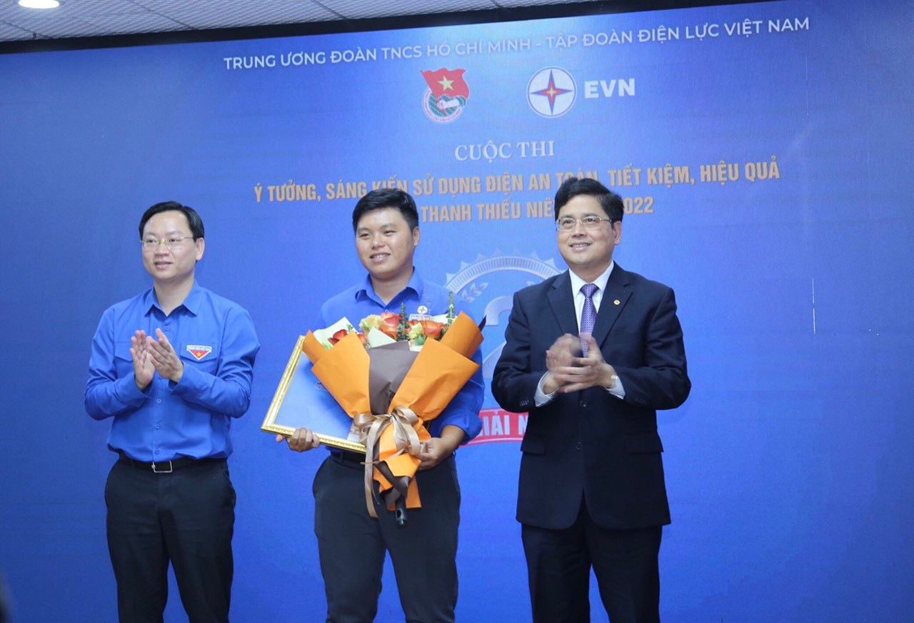 Anh Trần Hữu, Trưởng ban Thanh niên công nhân và Đô thị T.Ư Đoàn (bên trái) trao giải Nhì cho bạn Nguyễn Đăng Dũng (Công ty Điện lực Sài Gòn- Chi nhánh Tổng Công ty Điện lực TPHCM) với bài viết "Tắt đèn để trái đất sáng hơn". Anh Trần Hữu, Trưởng ban Thanh niên công nhân và Đô thị T.Ư Đoàn (bên trái) trao giải Nhì cho bạn Nguyễn Đăng Dũng (Công ty Điện lực Sài Gòn- Chi nhánh Tổng Công ty Điện lực TPHCM) với bài viết "Tắt đèn để trái đất sáng hơn".