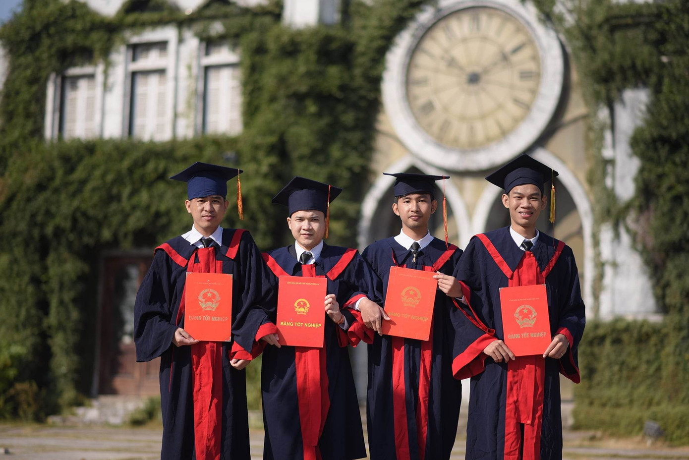 Vun Liem (ngoài cùng, bên phải)