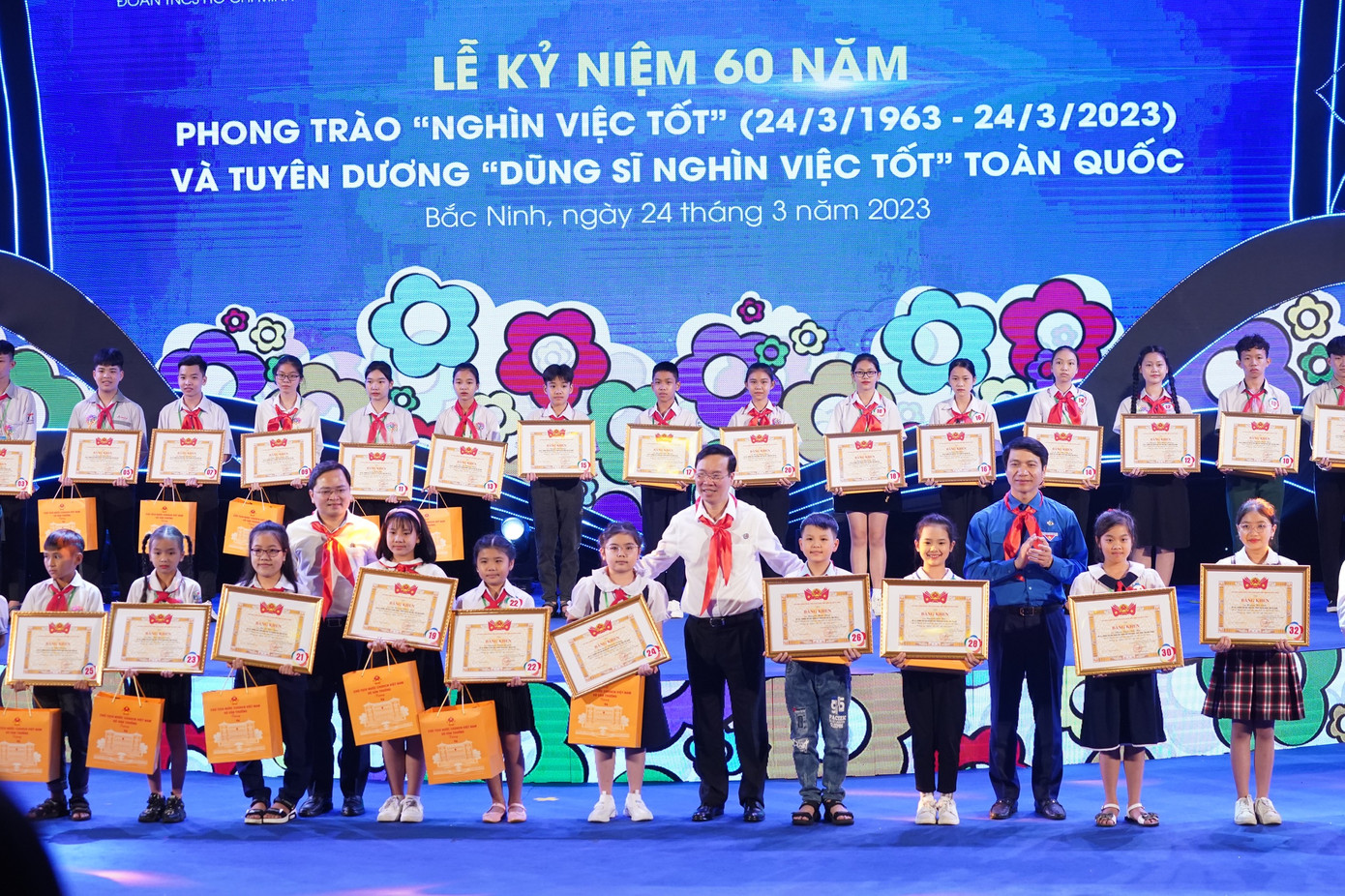 Chủ tịch nước và các đại biểu trao quà cho các em thiếu nhi tại buổi lễ. Chủ tịch nước và các đại biểu trao quà cho các em thiếu nhi tại buổi lễ.