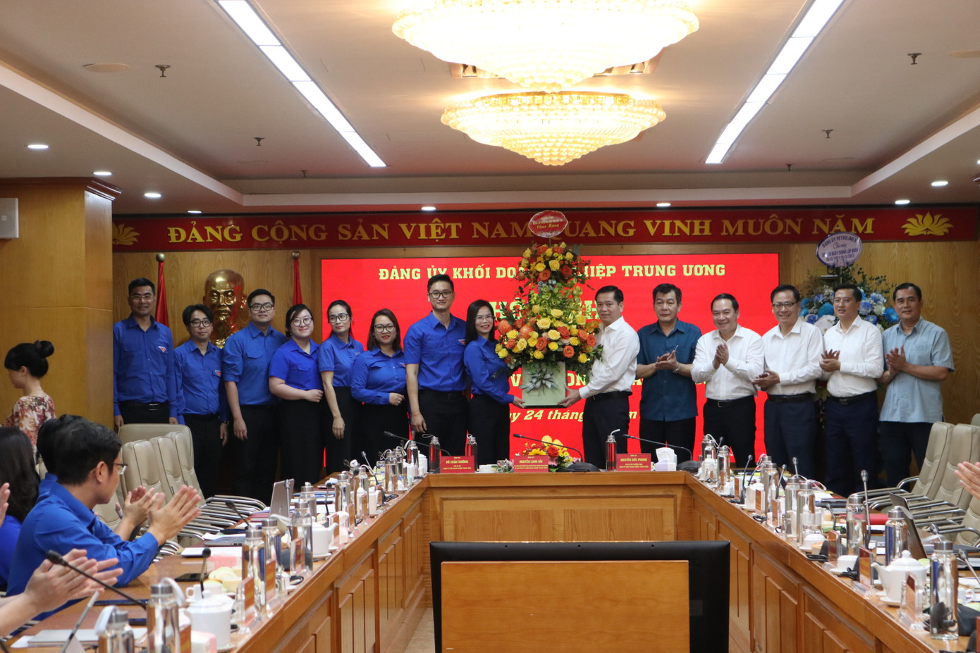 Ông Nguyễn Long Hải, Bí thư Đảng uỷ Khối Doanh nghiệp T.Ư tặng hoa chúc mừng Đoàn Khối nhân dịp 92 năm thành lập Đoàn.