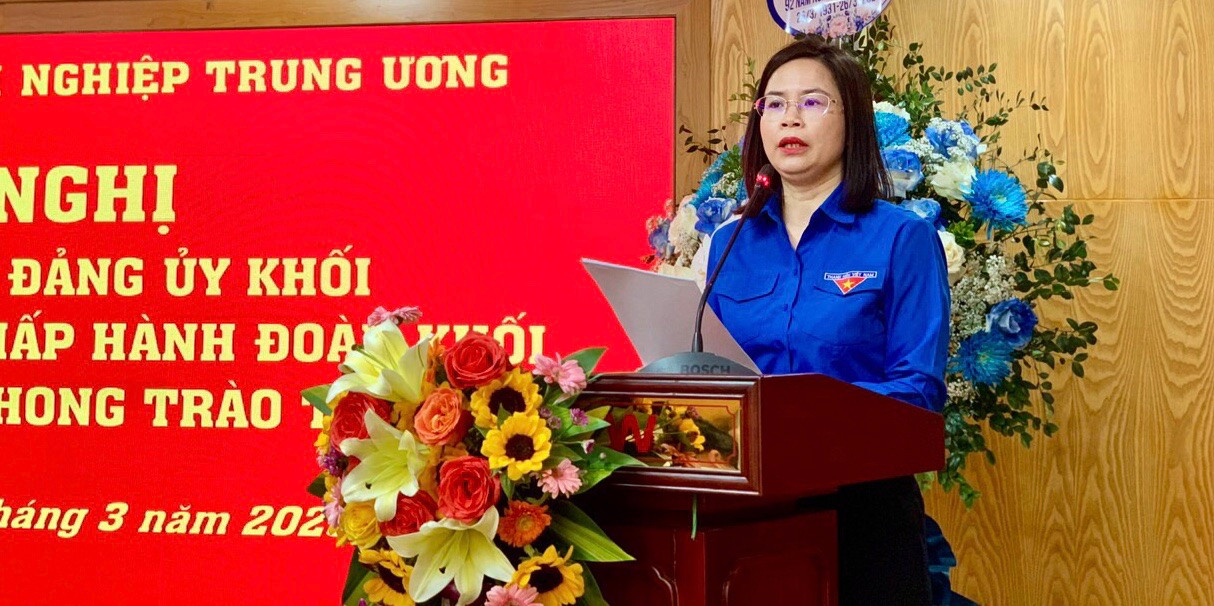 Chị Hoàng Thị Minh Thu, Bí thư Đoàn Khối Doanh nghiệp T.Ư trình bày tóm tắt báo cáo công tác Đoàn và phong trào thanh niên Khối