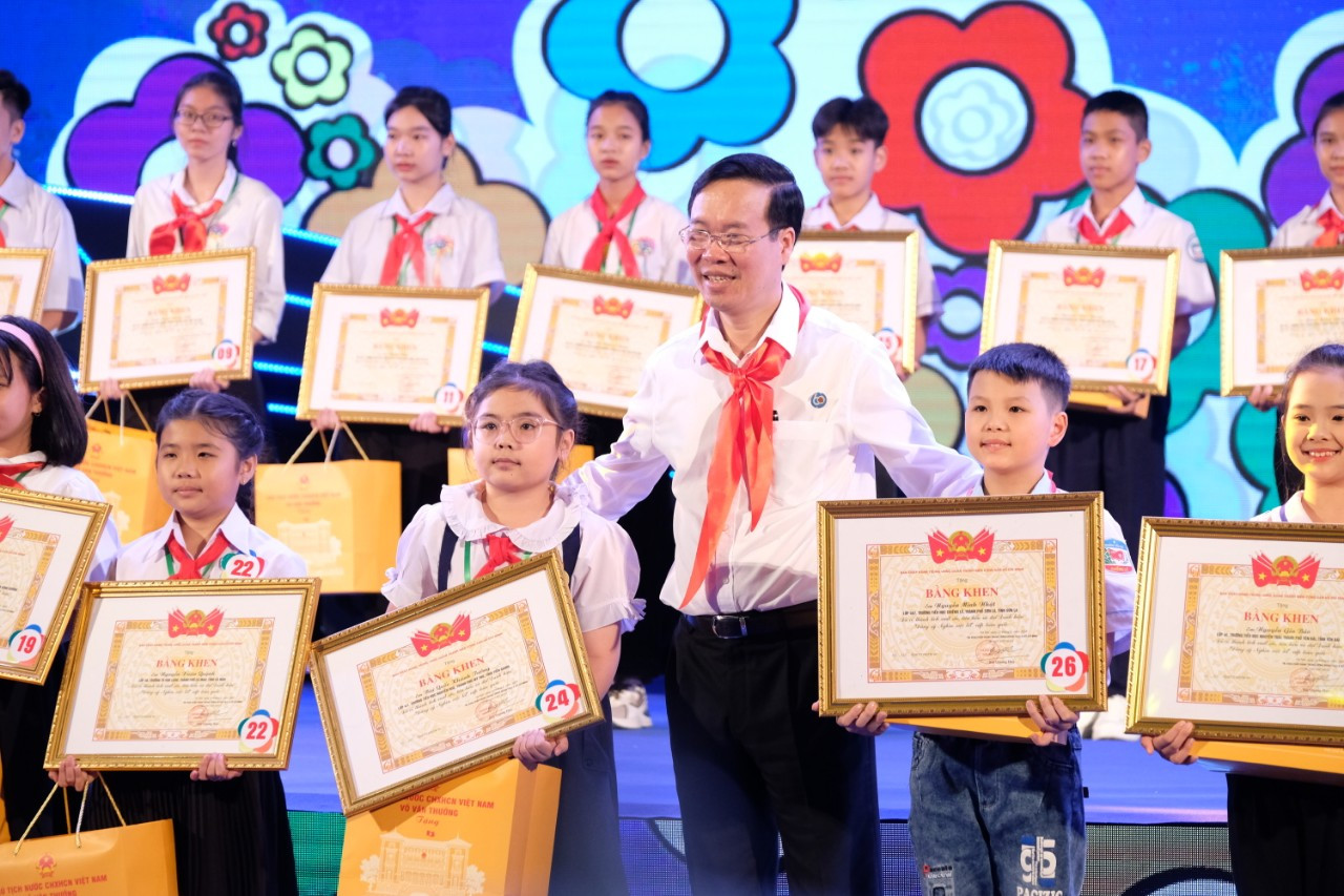 Chủ tịch nước Võ Văn Thưởng trao danh hiệu “Dũng sĩ nghìn việc tốt” cho thiếu nhi tiêu biểu. Chủ tịch nước Võ Văn Thưởng trao danh hiệu “Dũng sĩ nghìn việc tốt” cho thiếu nhi tiêu biểu.