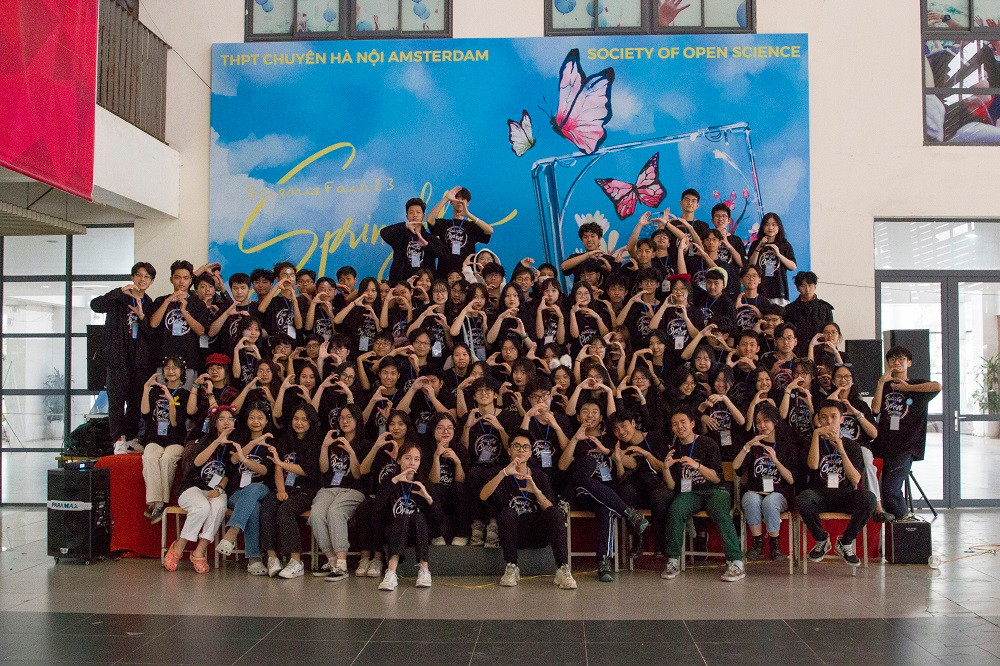 Các thành viên trong CLC Khoa học SOS Các thành viên trong CLC Khoa học SOS