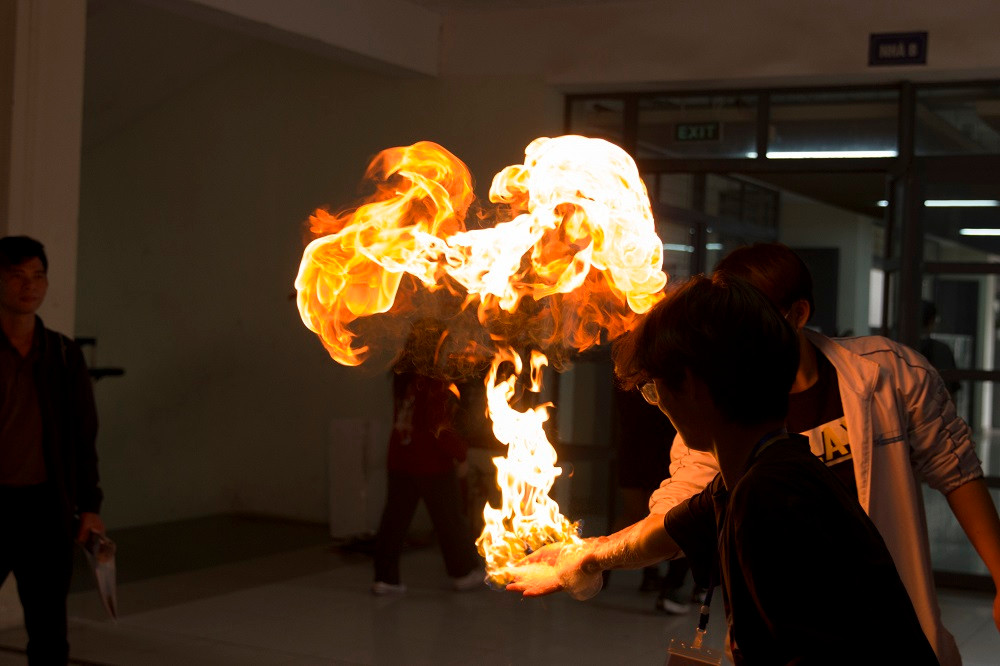 Thí nghiệm bàn tay lửa hấp dẫn bạn trẻ tham gia hội chợ. Thí nghiệm bàn tay lửa hấp dẫn bạn trẻ tham gia hội chợ.