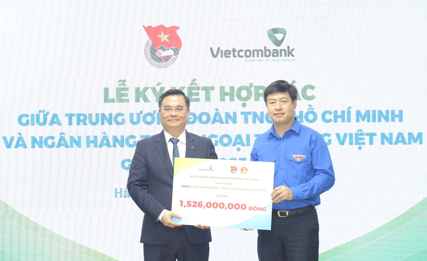 Đại diện lãnh đạo ngân hàng Vietcombank trao biểu trưng trao học bổng cho 1000 “Dũng sĩ nghìn việc tốt”, trị giá hơn 1,5 tỷ đồng. Ảnh: Bảo Anh