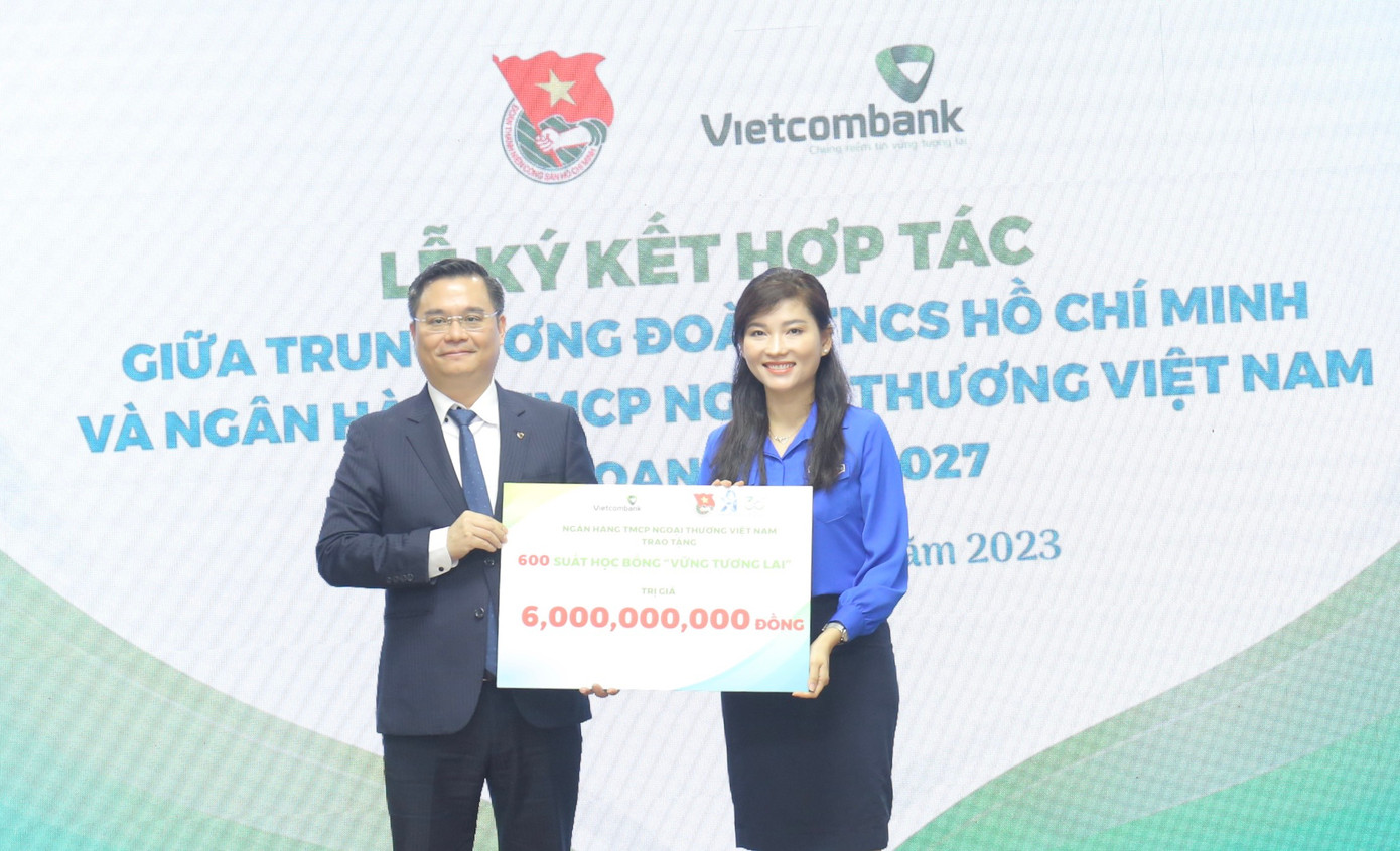 Đại diện lãnh đạo ngân hàng Vietcombank trao biểu trưng trao học bổng &quot;Vững tương lai&quot; trị giá 6 tỷ đồng. Ảnh: Bảo Anh