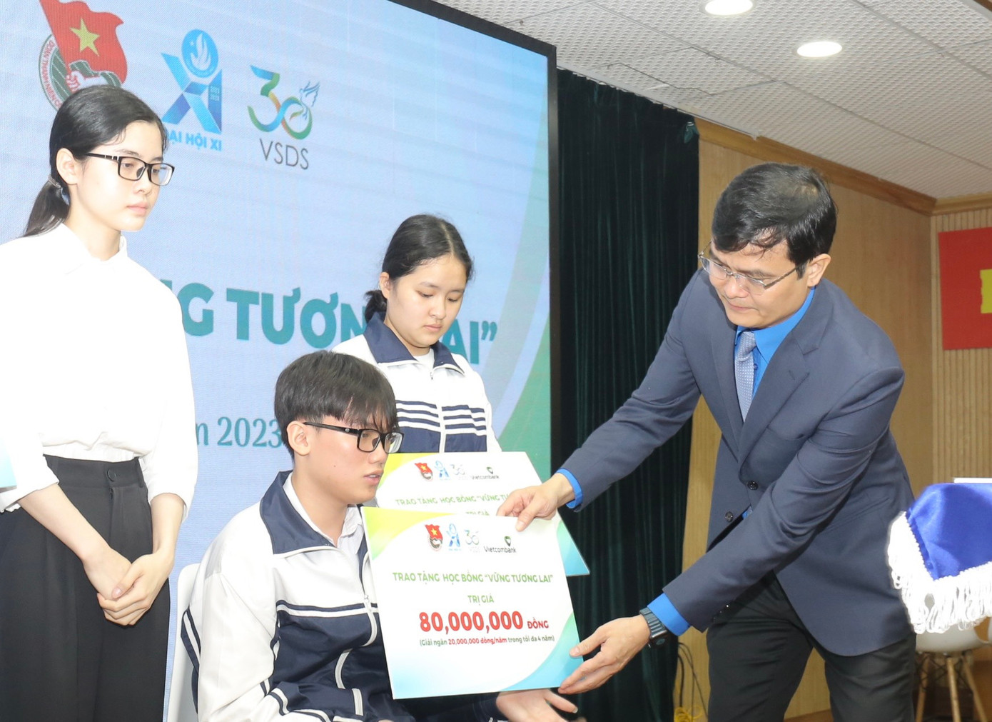 Bí thư thứ nhất T.Ư Đoàn Bùi Quang Huy trao học bổng &quot;Vũng tương lai&quot; cho học sinh có hoàn cảnh khó khăn tại lễ ký kết. Ảnh: Bảo Anh