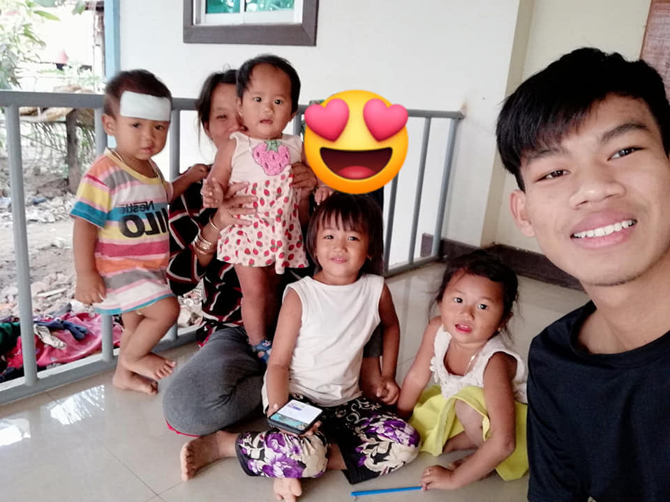 Lần hiếm hoi Vun Liem được về quê nhà thăm gia đình