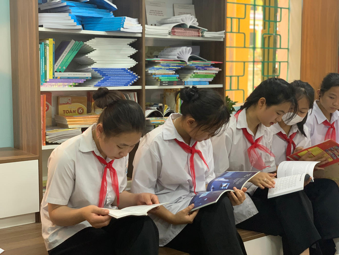 Các em học sinh trường PTDTBT THCS Văn Lăng hào hứng với không gian đọc sách mới Các em học sinh trường PTDTBT THCS Văn Lăng hào hứng với không gian đọc sách mới