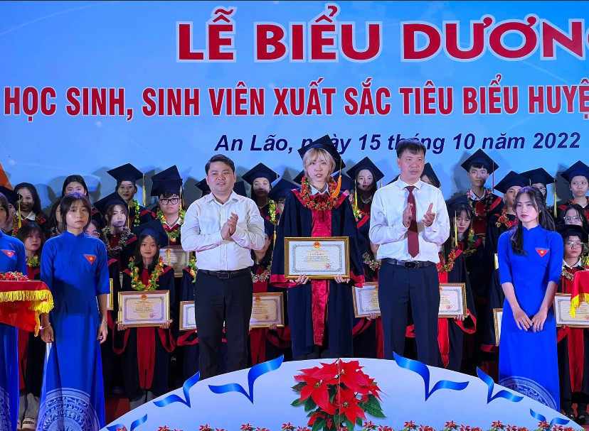 Thu Hương được tuyên dương vì thành tích học tập xuất sắc Thu Hương được tuyên dương vì thành tích học tập xuất sắc