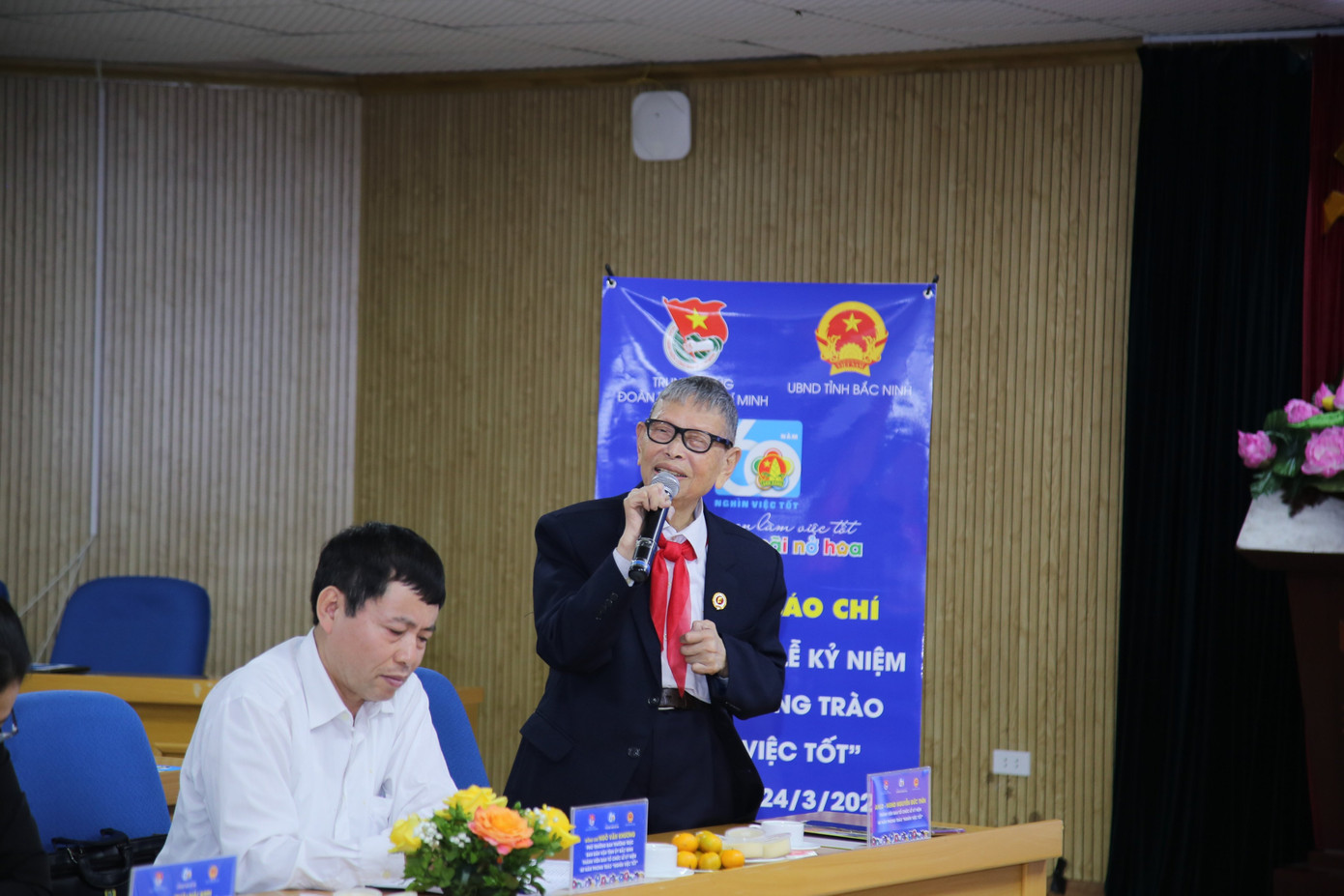 Thầy giáo Nguyễn Đức Thìn, Tổng phụ trách thiếu nhi, cha đẻ của phong trào &quot;Nghìn việc tốt&quot; chia sẻ tại chương trình.