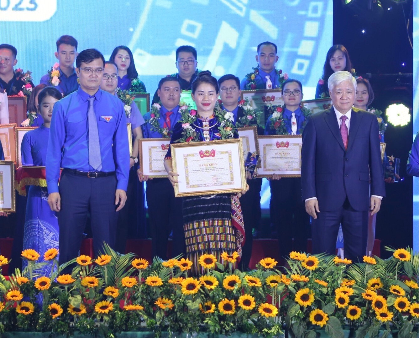 Ông Đỗ Văn Chiến, Bí thư T.Ư Đảng, Chủ tịch Ủy ban T.Ư Mặt trận Tổ quốc Việt Nam (bên phải) và anh Bùi Quang Huy, Ủy viên dự khuyết T.Ư Đảng, Bí thư thứ nhất T.Ư Đoàn trao giải thưởng Lý Tự Trọng năm 2023. Ảnh: Bảo Anh