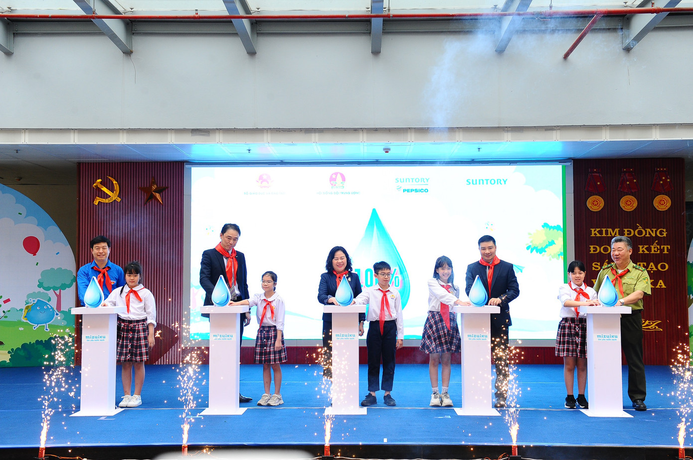 Các đại biểu nhấn nút khởi động chương trình “Mizuiku – Em yêu nước sạch”. Ảnh: Minh Đức