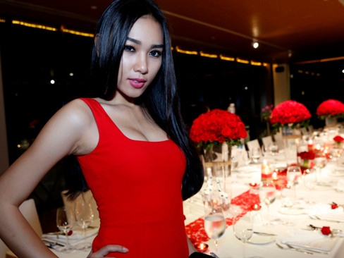 Diệu Huyền gợi cảm với váy đỏ