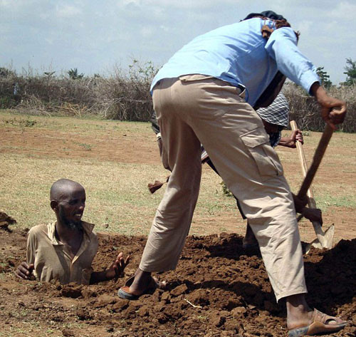 Một người đang bị chôn để chuẩn bị cho việc hành hình bằng ném đá ở Somalia