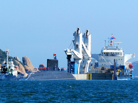 Tàu ngầm Hà Nội - HQ182 được đưa ra khỏi tàu Rolldock Sea. Tàu ngầm Hà Nội - HQ182 được đưa ra khỏi tàu Rolldock Sea