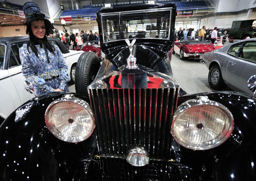 Một người mẫu đứng bên chiếc Rolls-Royce Phantom II (đời 1931) trưng bày tại Syma Hall, Budapest, Hungary hôm 24-10-2010. Ảnh Reuters. Một người mẫu đứng bên chiếc Rolls-Royce Phantom II (đời 1931) trưng bày tại Syma Hall, Budapest, Hungary hôm 24-10-2010. Ảnh Reuters