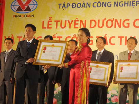 Bà Trần Thị Hà - Thứ trưởng Bộ Nội vụ, Trưởng ban Ban Thi đua - Khen thưởng Trung ương tặng bằng khen cho các tập thể, cá nhân thuộc Vinacomin. Ảnh: Nguyễn Thảo