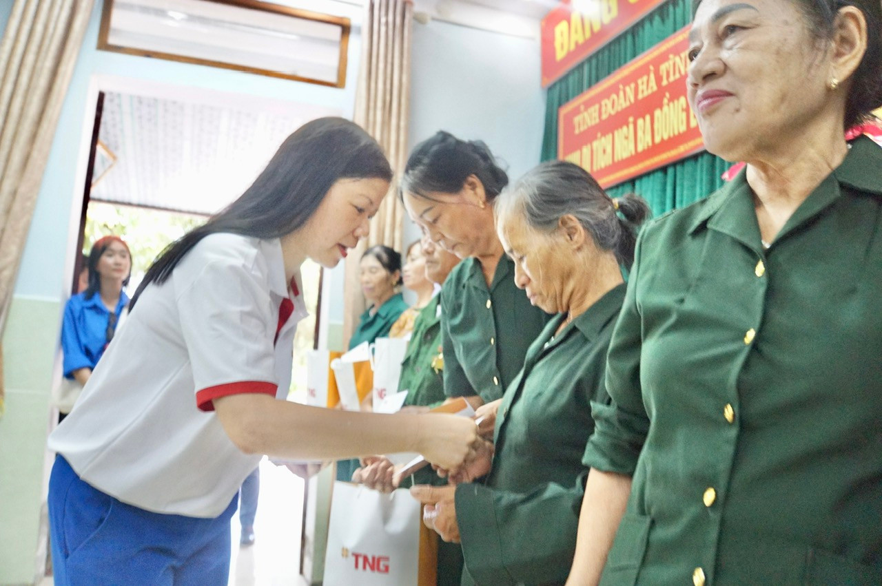 Bà Nguyễn Thị Thanh Hương, Chánh Văn phòng Tập đoàn TNG thăm hỏi, tặng quà các cựu TNXP