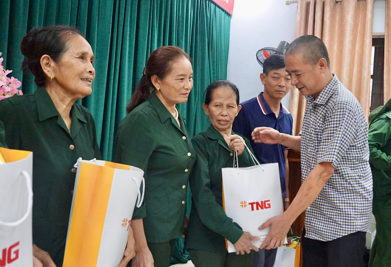 Nhà báo Trần Quang Long tặng quà các cựu TNXP