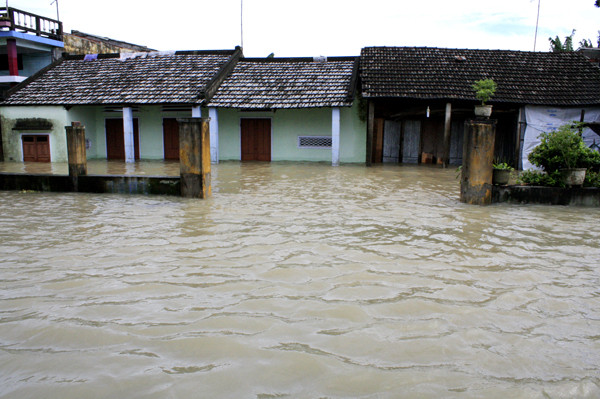 Nhiều nhà dân ngập sâu trong nước. Ảnh: Nguyễn Thành