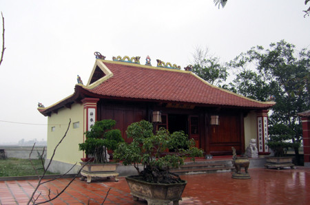 Đền Bạch Mã nơi lưu giữ ngôi mộ thuyền cồ