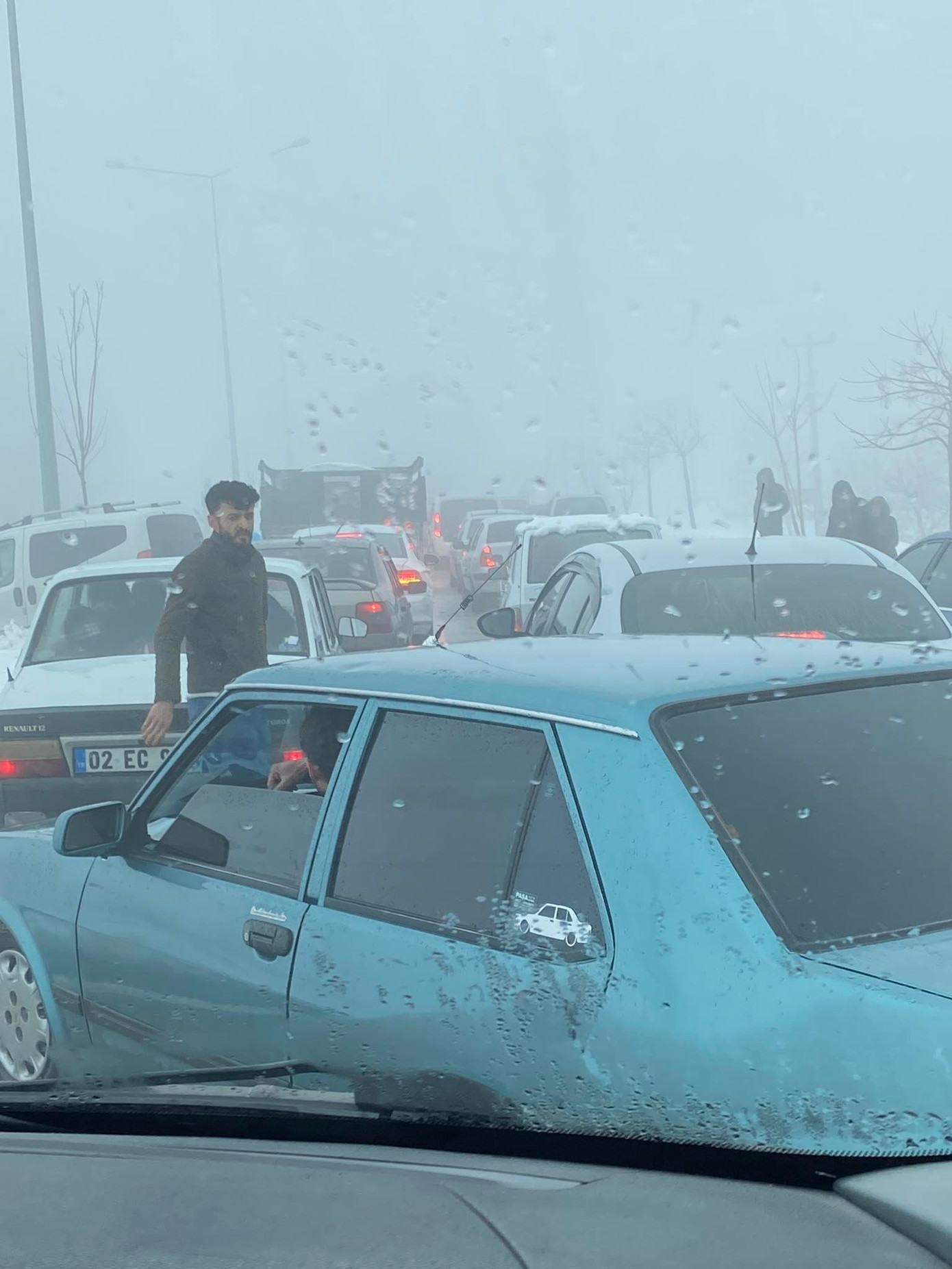 Con đường về quê lánh nạn của gia đình chị Hồng trở nên hỗn loạn sau trận động đất. (Ảnh: NVCC). Con đường về quê lánh nạn của gia đình chị Hồng trở nên hỗn loạn sau trận động đất. (Ảnh: NVCC).