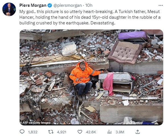 Hình ảnh người cha ngồi nắm tay con gái lan truyền mạnh mẽ trên mạng xã hội. MC nổi tiếng Piers Morgan chia sẻ bức ảnh với dòng chú thích: "Chúa ơi! Bức ảnh này thật đau lòng". Ảnh chụp màn hình