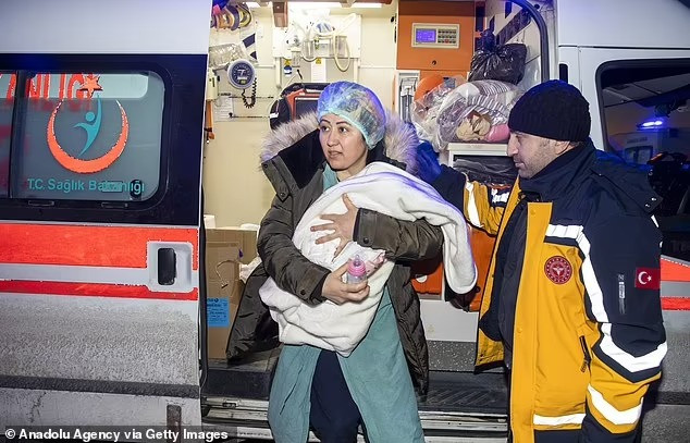 Các bé được đón từ chuyên cơ và đưa đến bệnh viện. Ảnh: Anadolu Agency Các bé được đón từ chuyên cơ và đưa đến bệnh viện. Ảnh: Anadolu Agency