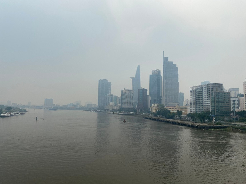 Thời tiết TPHCM âm u sáng 20/2 - Ngã tư Hàm Nghi - Pasteur (quận 1). Ảnh: Thư Trần.