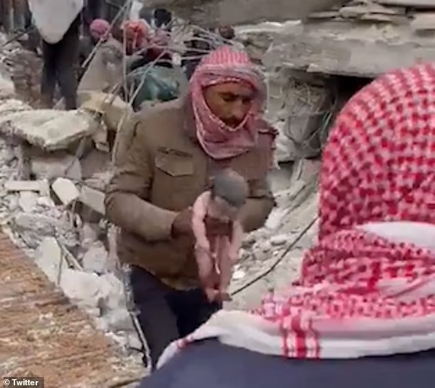 Bé gái mới sinh được đưa ra khỏi đống đổ nát. Ảnh: Twitter