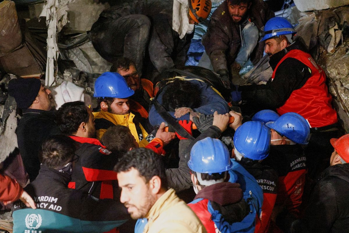Một người sống sót được khiêng trên cáng sau khi được giải cứu sau trận động đất ở Antakya, tỉnh Hatay, Thổ Nhĩ Kỳ. Một người sống sót được khiêng trên cáng sau khi được giải cứu sau trận động đất ở Antakya, tỉnh Hatay, Thổ Nhĩ Kỳ.